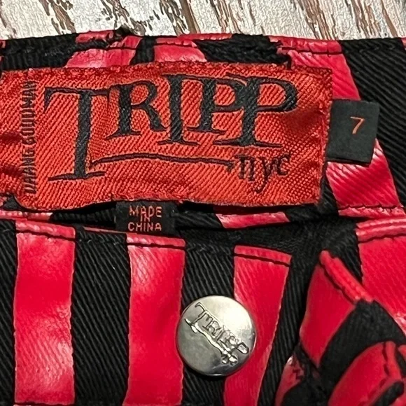 𝅺TRIPP NYC black and red stripped jeans. NWT Size 7 - Picture 2 of 6